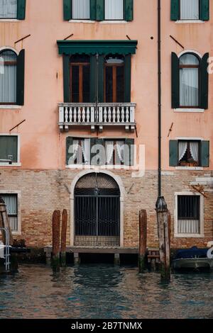 Venise, Italie - 19 février 2020 : bâtiment pittoresque à Venise avec vue sur le canal et quai pour le bateau Banque D'Images