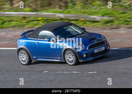 2015 Mini cabriolet Roadster Cooper SD ; circulation automobile, transport, véhicules en mouvement, véhicule, routes, moteurs, conduite sur l'autoroute M6 Banque D'Images