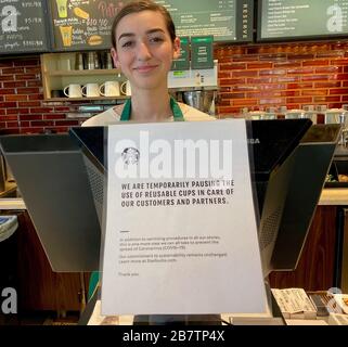17 mars 2020, Montecito, Californie, États-Unis : Starbucks a cessé de servir des boissons dans des tasses réutilisables pour aider à arrêter la propagation de Covid-19, l'infection bactérienne issue d'un virus Corona. Un employé se remet à changer dans un magasin vide en toute nénuité. (Image crédit : © Amy Katz/ZUMA Wire) Banque D'Images