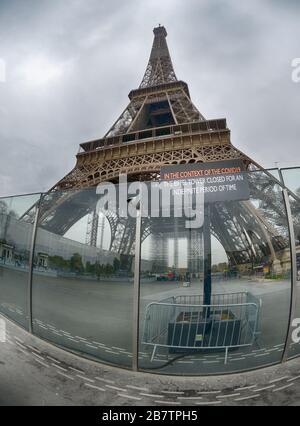 Paris - 17 mars 2020: La tour Eiffel, comme tous les endroits touristiques sont fermés à cause d'un verrouillage ordonné. Lentille à œil de poisson utilisée. Banque D'Images