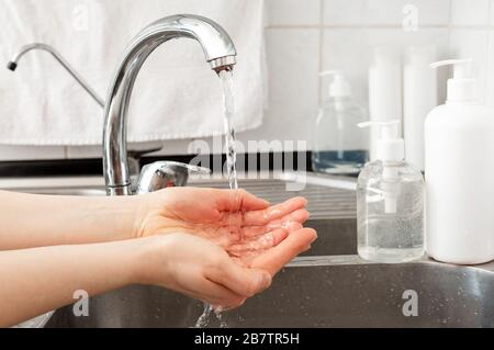 Femme se laver les mains avec du savon antibactérien, de l'eau, du gel d'alcool désinfectant pour les mains. Concept d'hygiène. Protection contre le coronavirus hygiène antiseptique des mains. Peau Banque D'Images