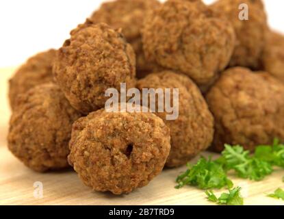 Boulettes de viande frites sur une plaque en bois Banque D'Images