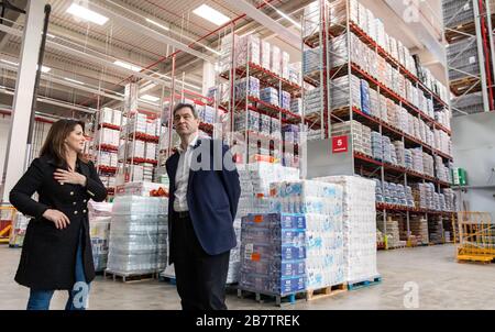Eitting, Allemagne. 18 mars 2020. Michaela Kaniber (CSU), ministre de l'alimentation, de l'agriculture et des forêts, et Markus Söder (CSU), premier ministre de la Bavière, se trouvent devant les rangées d'étagères de l'entrepôt central REWE Süd. Crédit: Peter Knelove/dpa/Alay Live News Banque D'Images