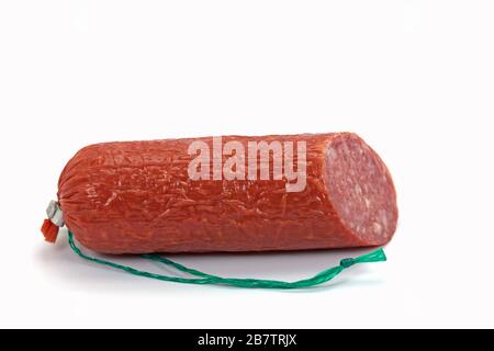 Salami, saucisse sèche, isolée sur fond blanc Banque D'Images