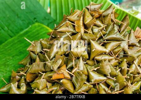 Khao tom, dessert thaïlandais traditionnel et laotien composé de riz cuit cuit à la vapeur assaisonné enveloppé de feuilles de banane Banque D'Images