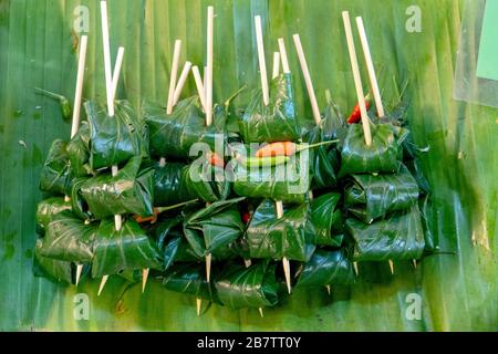 Khao tom, dessert thaïlandais traditionnel et laotien composé de riz cuit cuit à la vapeur assaisonné enveloppé de feuilles de banane Banque D'Images