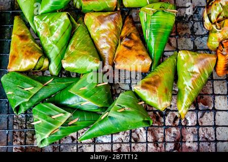 Khao tom, dessert thaïlandais traditionnel et laotien composé de riz cuit cuit à la vapeur assaisonné enveloppé de feuilles de banane Banque D'Images