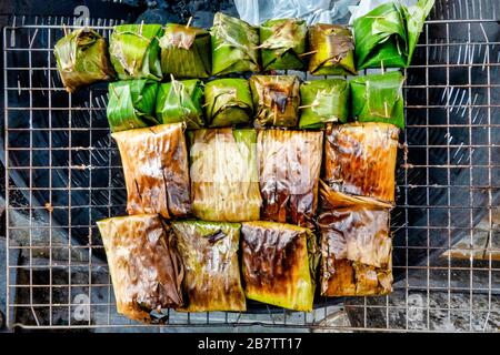 Khao tom, dessert thaïlandais traditionnel et laotien composé de riz cuit cuit à la vapeur assaisonné enveloppé de feuilles de banane Banque D'Images