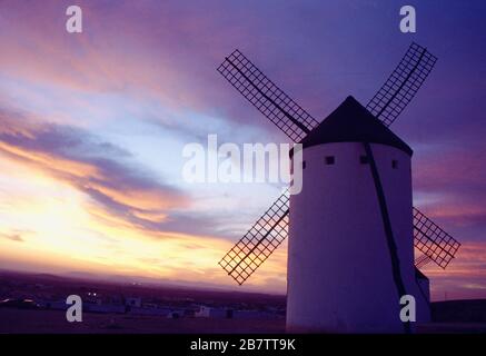 Widmill au coucher du soleil. Campo de Criptana, Ciudad Real province, Castilla La Mancha, Espagne. Banque D'Images