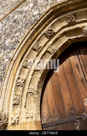 Église paroissiale historique du village à Kenton, Suffolk, Angleterre, arche de porte en pierre britannique, moulures en pierre sculptées Banque D'Images