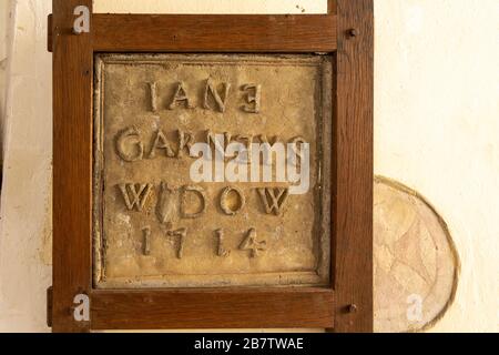 Église paroissiale historique du village à Kenton, Suffolk, Angleterre, panneau de maçon de toit en plomb britannique daté de 1714 Banque D'Images