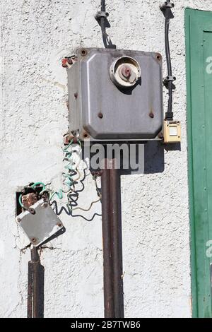 Prise électrique et cloche de porte sur le mur Banque D'Images