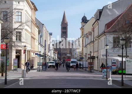 18 mars 2020, Brandebourg, Potsdam: À 11 h 24, seulement quelques passants traversent la Brandenburger Strasse, qui mène en direction de l'église catholique Saint-Pierre et Paul. De nombreux magasins du centre commercial Mile, qui est par ailleurs occupé en semaine, ont dû rester fermés en raison des précautions de la couronne. Photo: Soeren Stache/dpa-Zentralbild/ZB Banque D'Images