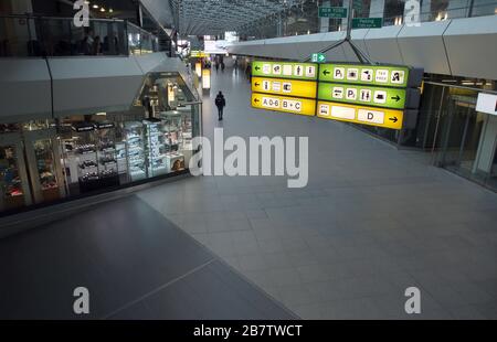 Berlin, Allemagne. 18 mars 2020. Le hall principal déserté de l'aéroport de Tegel, où sinon les passagers seraient bondés jusqu'aux portes. Crédit: Wolfgang Kumm/dpa/Alay Live News Banque D'Images