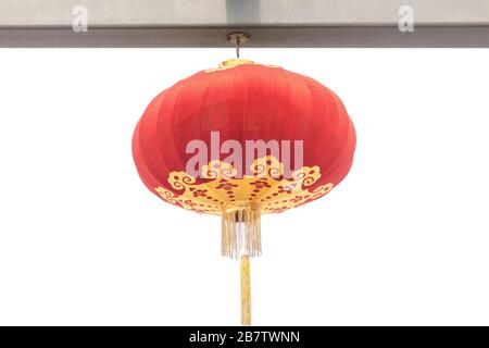 Lanternes rouges en tissu fait à la main isolées sur fond blanc pour la nouvelle année chinoise dans un quartier chinois Banque D'Images