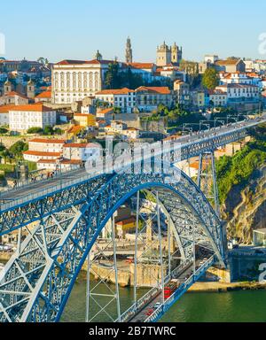 Vieille ville de Porto avec Dom Luis I pont dans la lumière du matin. Porto, Portugal Banque D'Images