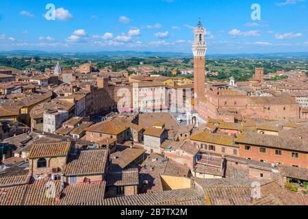 Piazza del Campo avec le Palazzo Piazzico et la Torre del Mangia adjacente vue de la Facciatone, une terrasse d'observation, à Sienne, Toscane, Italie. Banque D'Images