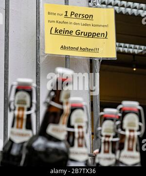 Hambourg, Allemagne. 18 mars 2020. Un signe avec l'inscription 's'il vous plaît seulement 1 personne pour venir dans la boutique pour acheter (pas de groupes) - gardez votre distance!!!" se trouve devant l'entrée d'un marché de boissons. Crédit: Axel Heimken/dpa/Alay Live News Banque D'Images