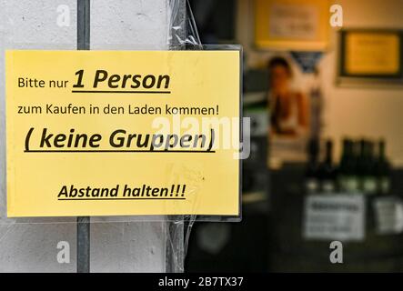 Hambourg, Allemagne. 18 mars 2020. Enseignes avec l'inscription 's'il vous plaît seulement 1 personne à venir dans la boutique pour acheter (pas de groupes) - gardez votre distance!!!', pendent devant l'entrée d'un marché de boissons. Crédit: Axel Heimken/dpa/Alay Live News Banque D'Images