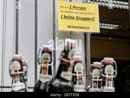 Hambourg, Allemagne. 18 mars 2020. Un signe avec l'inscription 's'il vous plaît seulement 1 personne pour venir dans la boutique pour acheter (pas de groupes) - gardez votre distance!!!" se trouve devant l'entrée d'un marché de boissons. Crédit: Axel Heimken/dpa/Alay Live News Banque D'Images