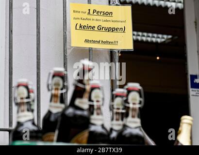 Hambourg, Allemagne. 18 mars 2020. Un signe avec l'inscription 's'il vous plaît seulement 1 personne pour venir dans la boutique pour acheter (pas de groupes) - gardez votre distance!!!" se trouve devant l'entrée d'un marché de boissons. Crédit: Axel Heimken/dpa/Alay Live News Banque D'Images