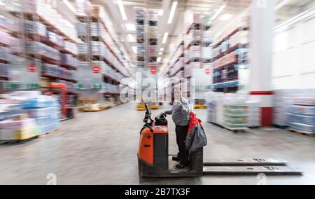 Eitting, Allemagne. 18 mars 2020. Un homme passe par l'entrepôt central REWE Süd avec un chariot élévateur vide. Crédit: Peter Knelove/dpa/Alay Live News Banque D'Images