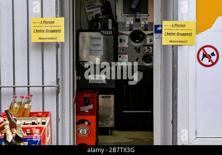 Hambourg, Allemagne. 18 mars 2020. Enseignes avec l'inscription 's'il vous plaît seulement 1 personne à venir dans la boutique pour acheter (pas de groupes) - gardez votre distance!!!', pendent devant l'entrée d'un marché de boissons. Crédit: Axel Heimken/dpa/Alay Live News Banque D'Images