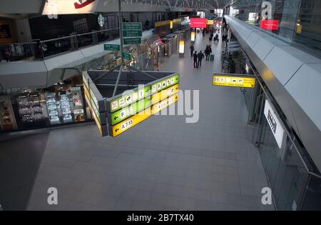 Berlin, Allemagne. 18 mars 2020. Seulement quelques personnes sont à voir dans le hall principal de l'aéroport de Tegel, où les voyageurs se rassemblent habituellement aux portes. Crédit: Wolfgang Kumm/dpa/Alay Live News Banque D'Images