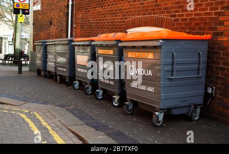 Poubelles en dehors des locaux commerciaux dans le centre de Norwich, Norfolk, Angleterre, Royaume-Uni, Europe. Banque D'Images