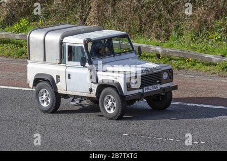 1996 90s blanc Land Rover 90 Defender TDI ; circulation automobile, transport, véhicules en mouvement, véhicule, routes, moteurs, conduite sur l'autoroute M6 Banque D'Images