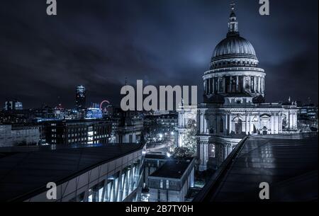 Vue sur la cathédrale Saint-Paul et sur les gratte-ciel de Londres depuis un nouveau changement lors d'une soirée de pluie. Banque D'Images