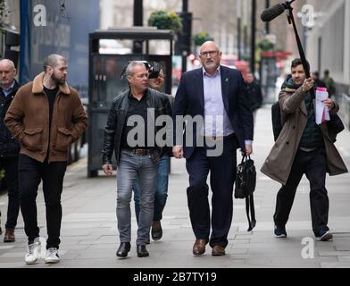 Ciaran Charles (à gauche), Bruce Charles (au centre) beau-frère et beau-père de Harry Dunn et porte-parole de la famille Radd Seiger (à droite). Banque D'Images