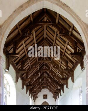 Intérieur historique de l'église de Bedingfield, Suffolk, Angleterre, Royaume-Uni toit en poutres de marteau en bois Banque D'Images