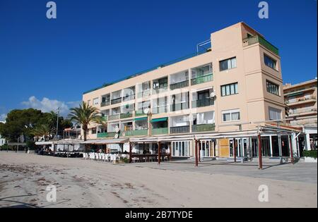 Tavernes et appartements en bord de mer à Puerto Alcudia sur l'île espagnole de Majorque le 12 novembre 2019. Banque D'Images