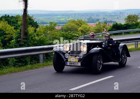 Eisenstadt, Autriche - 14 mai 2011: Couple non identifié à Aston Martin le 8 Oldtimer Fahrt - une compétition annuelle pour les voitures anciennes sur un cerf spécial Banque D'Images