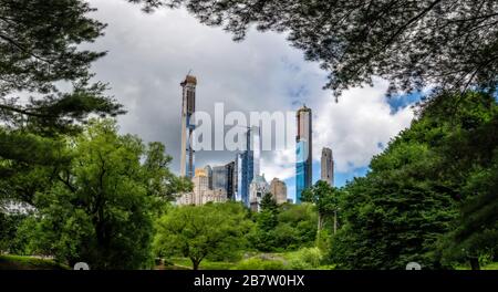Arbres dans Central Park avec vue sur Central Park South Skyline dans le centre de Manhattan un jour pluvieux, New York City Banque D'Images
