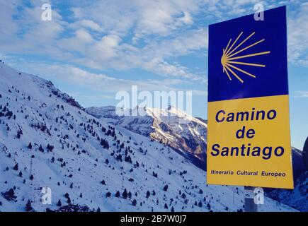 Panneau de route de Camino de Santiago. Candanchu, province de Huesca, Aragon, Espagne. Banque D'Images