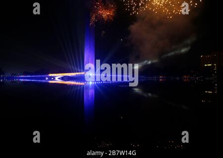 Le Swadhinata Stambha à Suhrawardy Udyan est baigné dans la lueur des feux d'artifice alors que la nation célèbre le 100ème anniversaire de naissance du Père du Na Banque D'Images