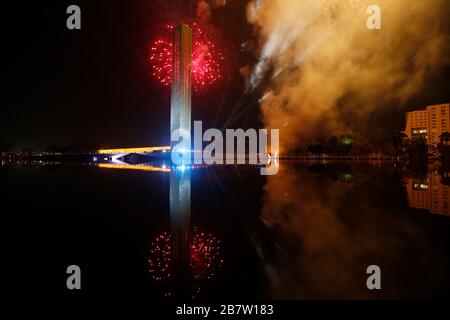 Le Swadhinata Stambha à Suhrawardy Udyan est baigné dans la lueur des feux d'artifice alors que la nation célèbre le 100ème anniversaire de naissance du Père du Na Banque D'Images