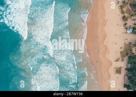 Vue aérienne de la plage de sable tropicale et bleu océan. Vue de dessus des vagues de l'océan pour atteindre le rivage journée ensoleillée. Palawan, Philippines. Banque D'Images