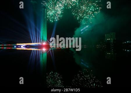 Le Swadhinata Stambha à Suhrawardy Udyan est baigné dans la lueur des feux d'artifice alors que la nation célèbre le 100ème anniversaire de naissance du Père du Na Banque D'Images