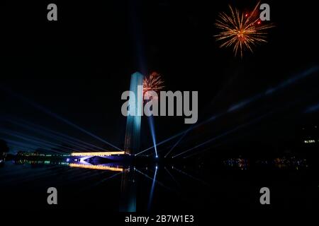 Le Swadhinata Stambha à Suhrawardy Udyan est baigné dans la lueur des feux d'artifice alors que la nation célèbre le 100ème anniversaire de naissance du Père du Na Banque D'Images