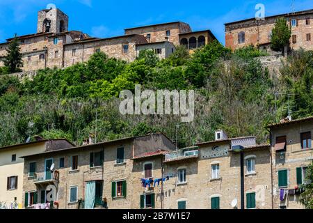 Colle di Val d'Elsa, Toscane / Italie: Maisons caractéristiques de la pittoresque ville historique bien préservée Colle Alta vue de la ville basse. Banque D'Images