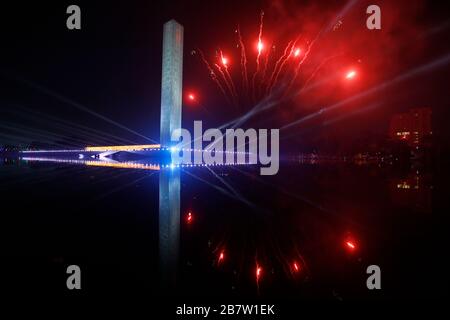 Le Swadhinata Stambha à Suhrawardy Udyan est baigné dans la lueur des feux d'artifice alors que la nation célèbre le 100ème anniversaire de naissance du Père du Na Banque D'Images