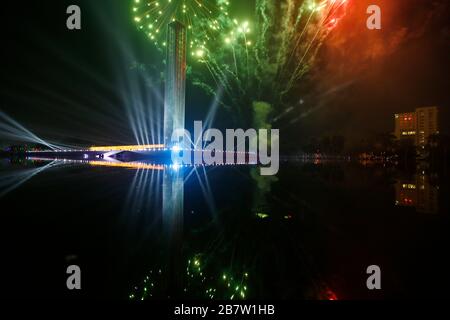 Le Swadhinata Stambha à Suhrawardy Udyan est baigné dans la lueur des feux d'artifice alors que la nation célèbre le 100ème anniversaire de naissance du Père du Na Banque D'Images