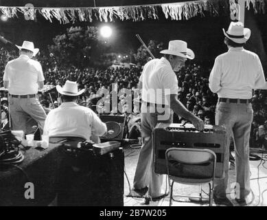 Austin Texas USA, vers 1979: Bob Wills original Texas Playboys en concert au siège mondial d'Armadillo. ©Bob Daemmrich Banque D'Images