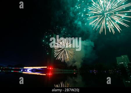 Le Swadhinata Stambha à Suhrawardy Udyan est baigné dans la lueur des feux d'artifice alors que la nation célèbre le 100ème anniversaire de naissance du Père du Na Banque D'Images