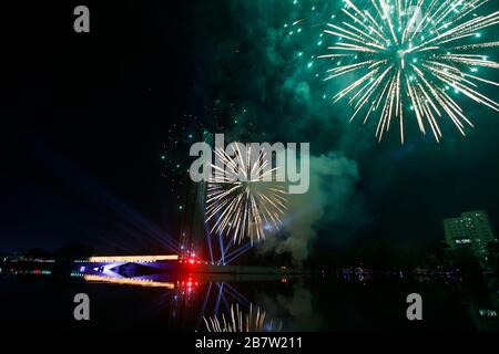 Le Swadhinata Stambha à Suhrawardy Udyan est baigné dans la lueur des feux d'artifice alors que la nation célèbre le 100ème anniversaire de naissance du Père du Na Banque D'Images