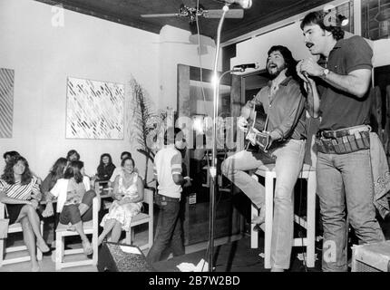 Austin, Texas États-Unis vers 1987: Musiciens se produisent pour les clients au club sur Sixth Street. ©Bob Daemmrich Banque D'Images