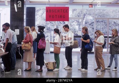 Austin Texas USA: Les étudiants de l'université attendent en ligne pour voter à l'élection présidentielle. ©Bob Daemmrich Banque D'Images